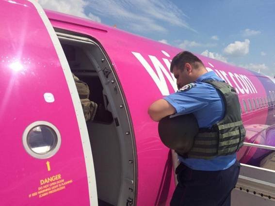 Обыск самолета в аэропорту Киев после получения сообщения о минировании