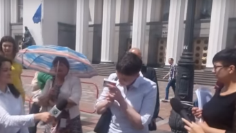 Вредные привычки: нардеп Савченко курит под Радой