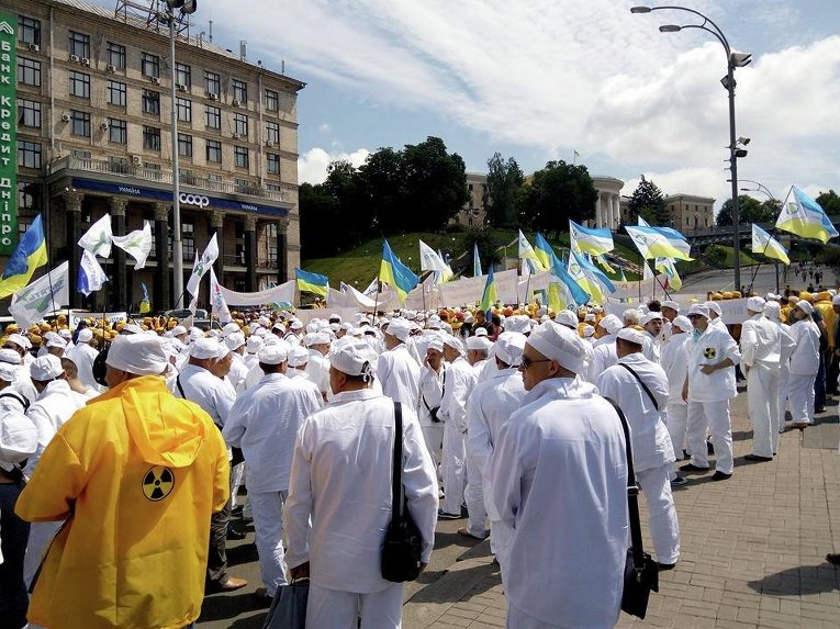 Митинг сотрудников Энергоатома возле Кабмина