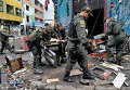 Сотрудники полиции проводят операцию в печально известной части Боготы, где процветает наркоторговля и проституция