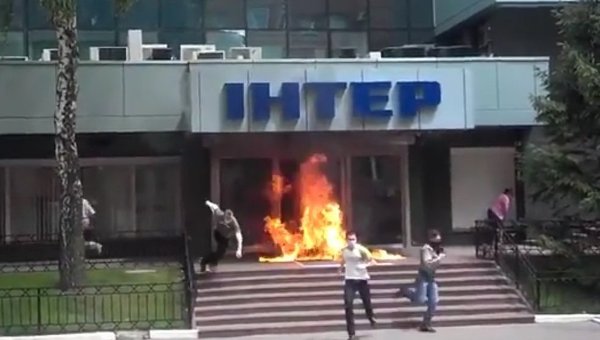 В Киеве подожгли вход в офис Интера