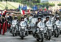 Президент Италии Серджо Маттарелла в сопровождении охраны во время военного парада в День Республики в Риме