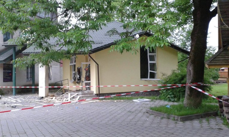 На месте взрыва возле Ощадбанка в поселке Славское во Львовской области