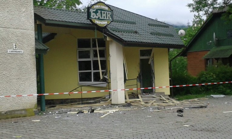 На месте взрыва возле Ощадбанка в поселке Славское во Львовской области