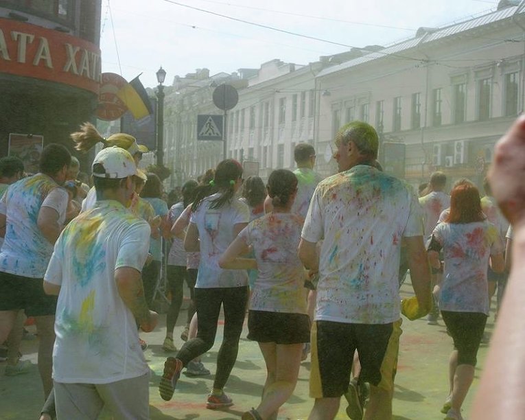 В Киеве 1500 человек приняли участие в цветном забеге