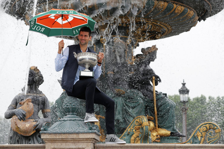 Сербский теннисист Новак Джокович (первый номер посева) стал победителем Открытого чемпионата Франции, который завершился в воскресенье в Париже, обыграв в финале британца Энди Маррея (2), таким образом собрав карьерный Большой Шлем
