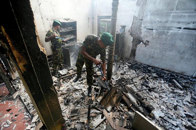 Взрыв прогремел в воскресенье на армейском складе боеприпасов в Шри-Ланке, тысячи людей были вынуждены покинуть дома, опасаясь за свои жизни, сообщили местные власти.