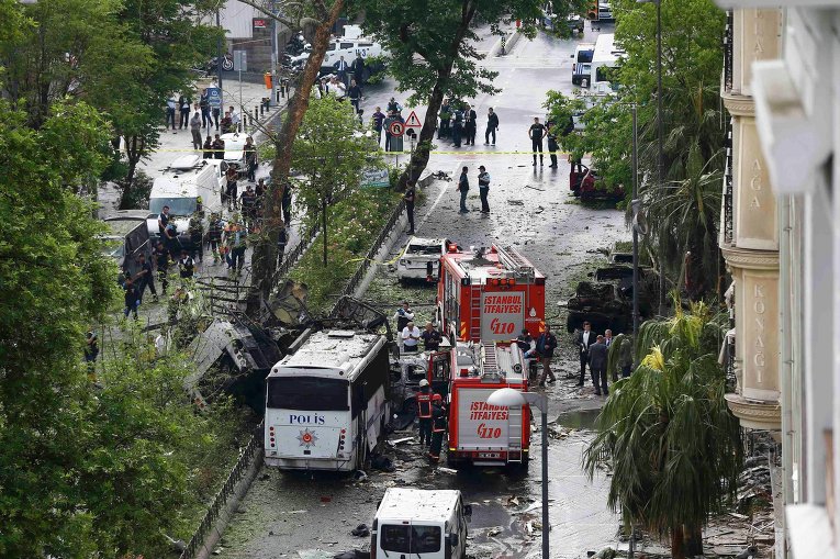 На месте взрыва в Стамбуле 7 июня 2016 года