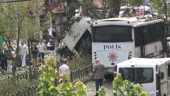 Взрыв у автобусной остановки в Стамбуле: кадры с места ЧП. Видео