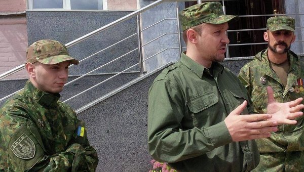 Бойцы полка Киев против охраны ЛГБТ-марша