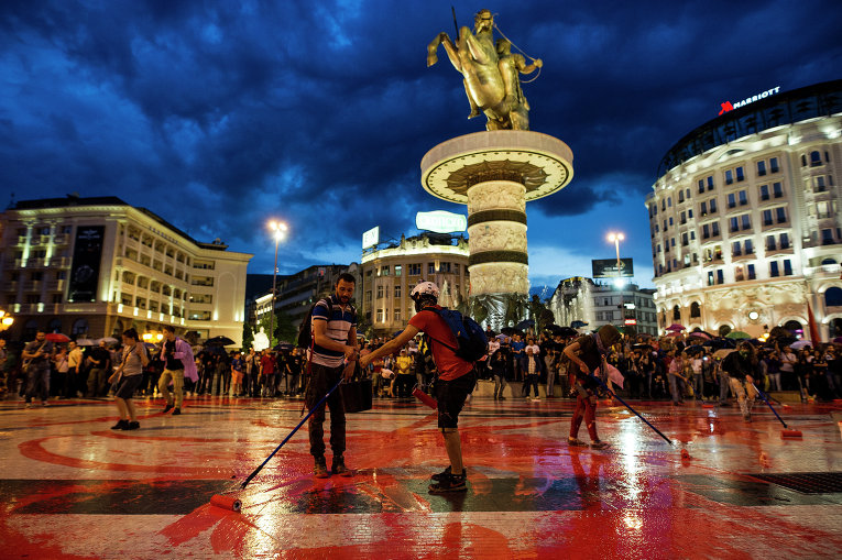 Протестующие македонцы залили краской дом правительства