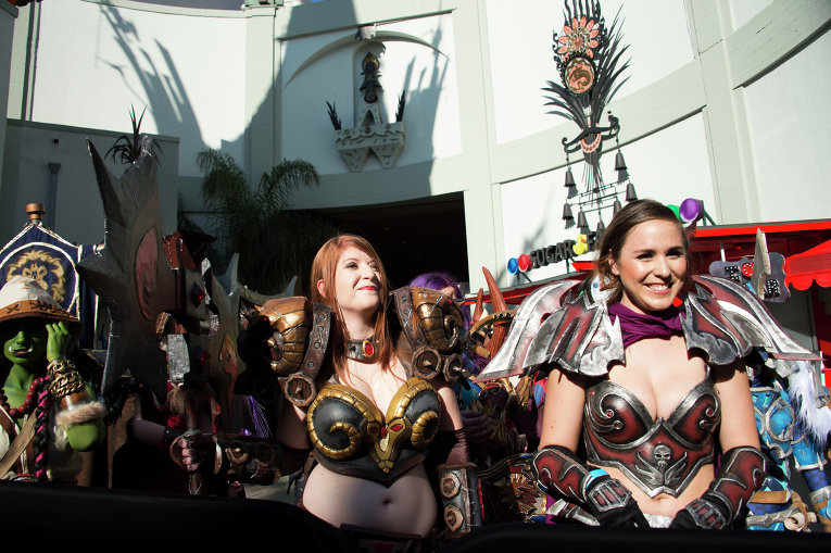 Фанаты перед премьерой Warcraft в Голливуде, штат Калифорния, США