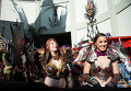 Фанаты перед премьерой Warcraft в Голливуде, штат Калифорния, США