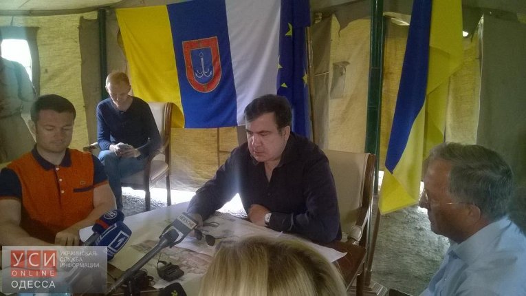 Губернатор Одесской области Михаил Саакашвили провел первый прием в палатке на трассе Одесса-Рени, куда перенес свою приемную