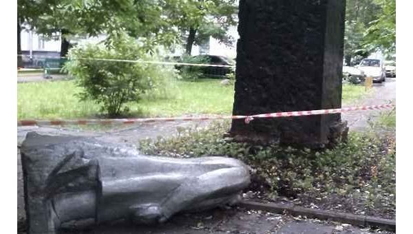 Поваленный памятник Ленину в Москве