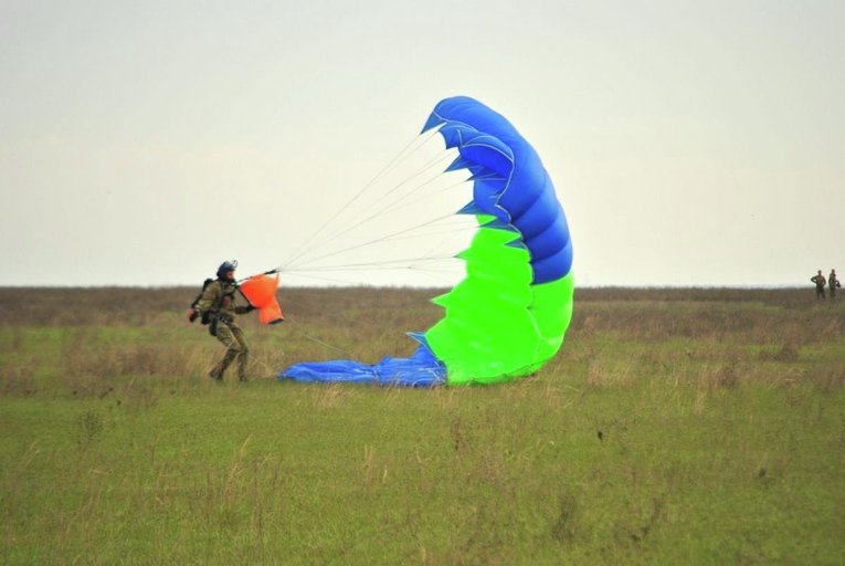 Прыжки с парашютом николаевских морских пехотинцев