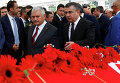 Премьер-министр Турции Бинали Йылдырым с генеральным директором на церемонии похорон сотрудников полиции, которые были убиты в результате взрыва заминированного автомобиля