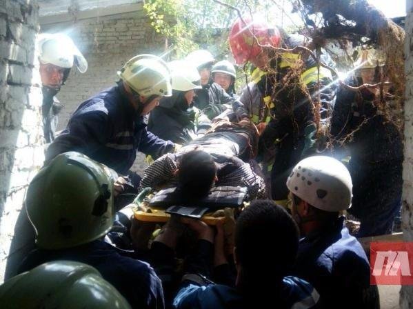 В Киеве рухнуло одноэтажное здание по ул. Кондратюка, 7, в результате чего 16-летний парень оказался под завалами.