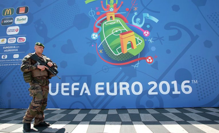 Полицейский охраняет вход в фан-зону на Евро-2016 в Ницце