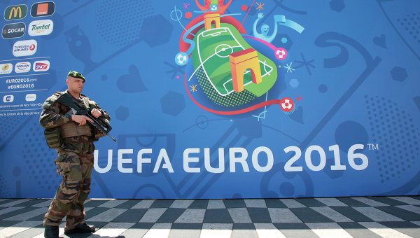 Полицейский охраняет вход в фан-зону на Евро-2016. Архивное фото