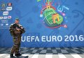 Полицейский охраняет вход в фан-зону на Евро-2016 в Ницце