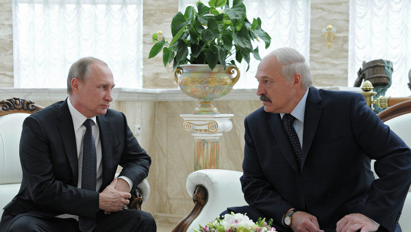Президент России Владимир Путин и президент Белоруссии Александр Лукашенко во время беседы в Минске