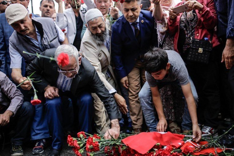 Траурные мероприятия из-за терактов в Турции