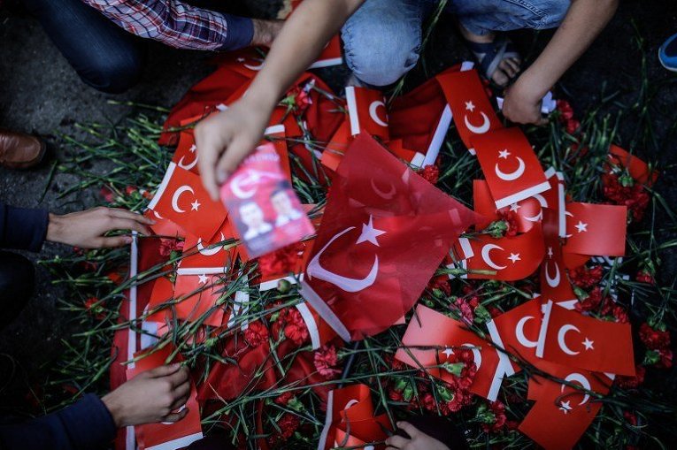 Траурные мероприятия из-за терактов в Турции