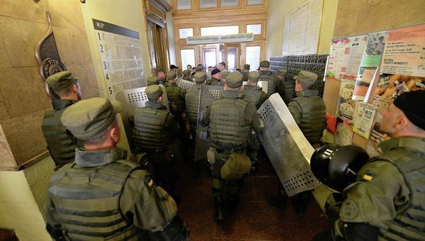 Столкновения в здании Львовского горсовета. Архивное фото