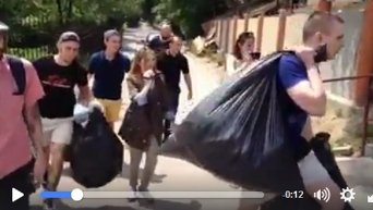 Львовский мусор принесли под дом Садового. Видео