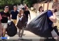 Львовский мусор принесли под дом Садового. Видео