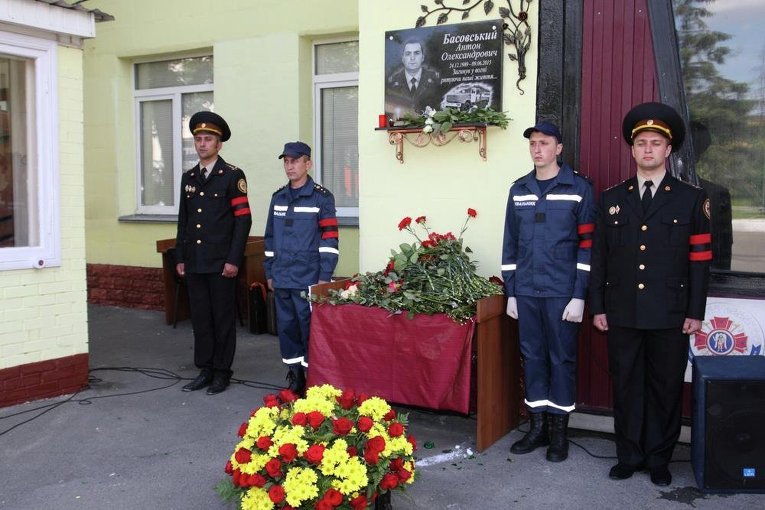На фасаде Государственной пожарно-спасательной части № 15 Киева открыли памятную доску Антону Басовскому, спасателю, который погиб во время ликвидации пожара на нефтебазе БРСМ-Нафта.