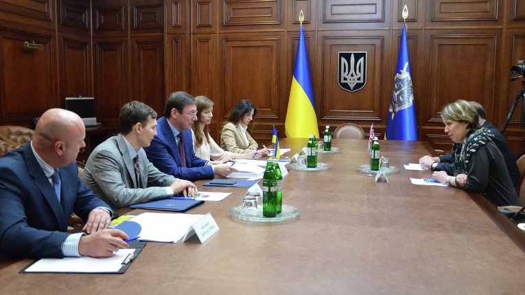 Генеральный прокурор Украины Юрий Луценко провел встречу с Чрезвычайным и Полномочным Послом Соединенного Королевства Великобритании и Северной Ирландии в Украине Джудит Гоф.