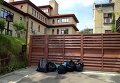 Во Львове активисты принесли мусор под дом мэра города Андрея Садового