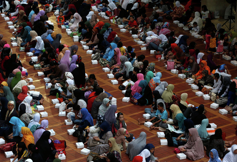 Мусульманские женщины сидят в мечети во время священного месяца Рамадан, Джакарта, Индонезия