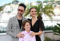 Натали Портман позирует с израильскими актерами Гиладом Каханом и Амиром Тесслером