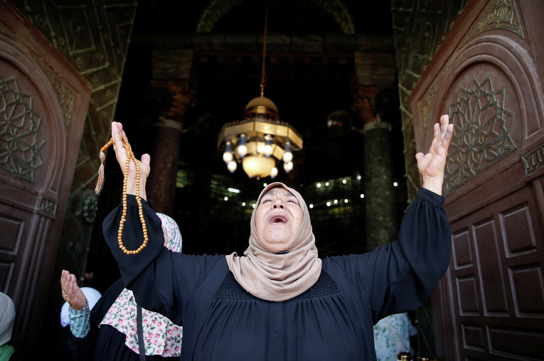 Палестинская женщина молится в мечети во время священного месяца Рамадан