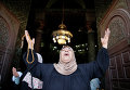 Палестинская женщина молится в мечети во время священного месяца Рамадан