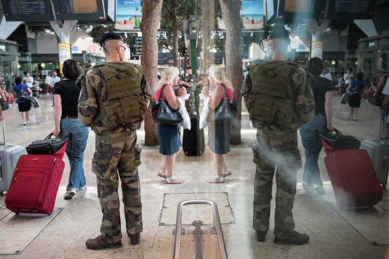 Спецслужбы охраняют аэропорт французского Марселя в преддверии старта Евро-2016