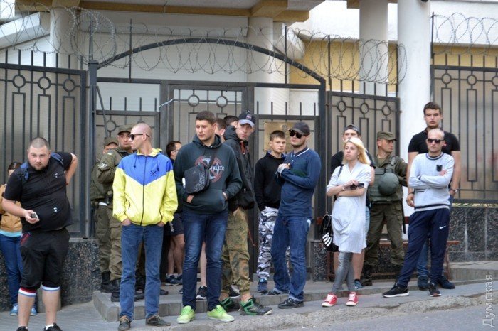 Автомайдан и ПС осадили Генконсульство РФ в Одессе