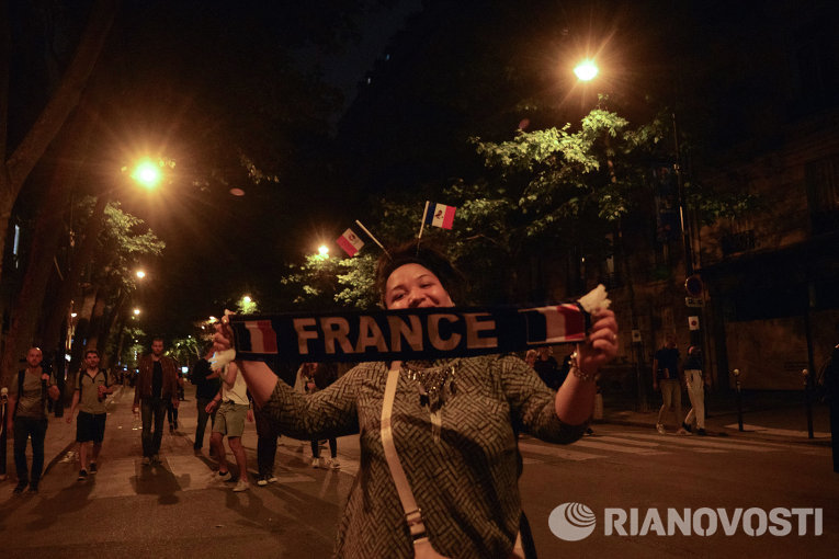 Французы праздную победу свое сборной на EURO-2016