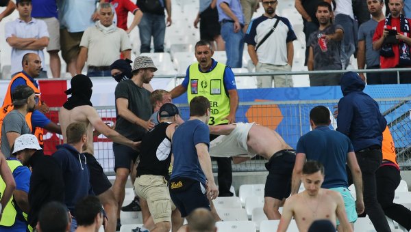 Драка на трибуне болельщиков после матча группового этапа чемпионата Европы по футболу.