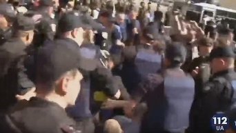 Полиция задержала мужчину, который пытался вырвать флаг ЛГБТ из толпы
