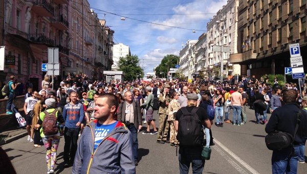 Противники марша ЛГБТ в Киеве все еще не расходятся