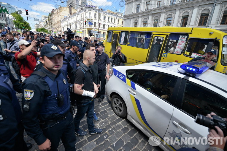 Столкновения полицейских и противников ЛГБТ-марша в Киеве