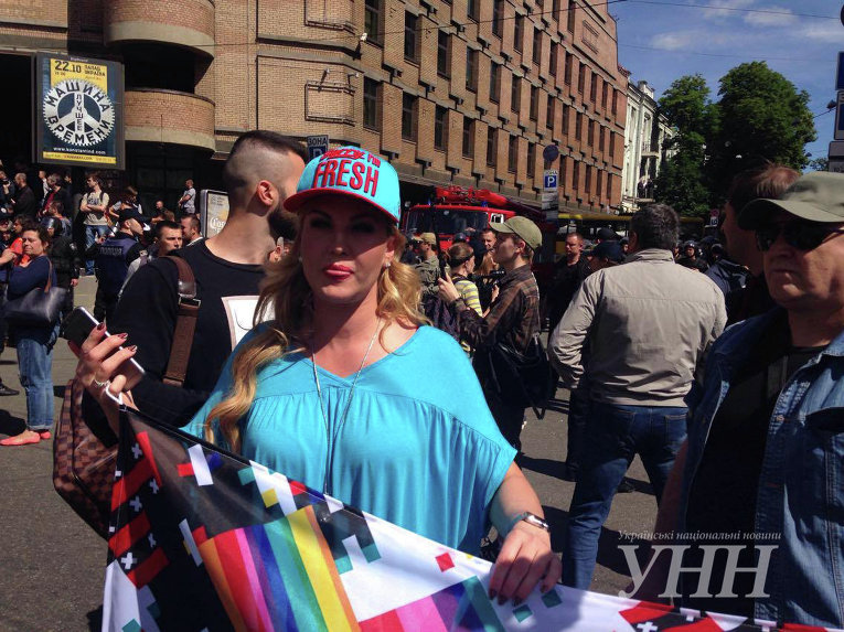 Певица Камалия во время ЛГБТ-марша в Киеве