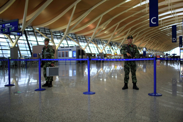Полиция на месте взрыва, прогремевшем в международном аэропорту Пудун в Шанхае