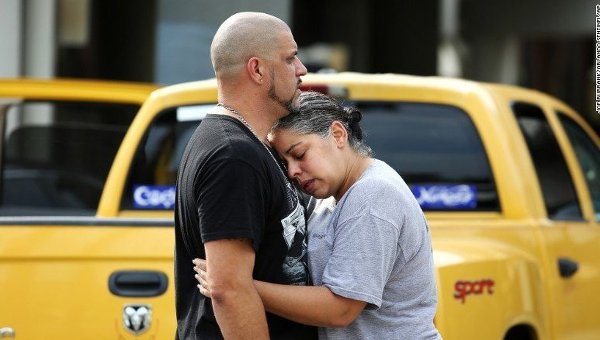 Родственники жертв и пострадавших при стрельбе в Орландо