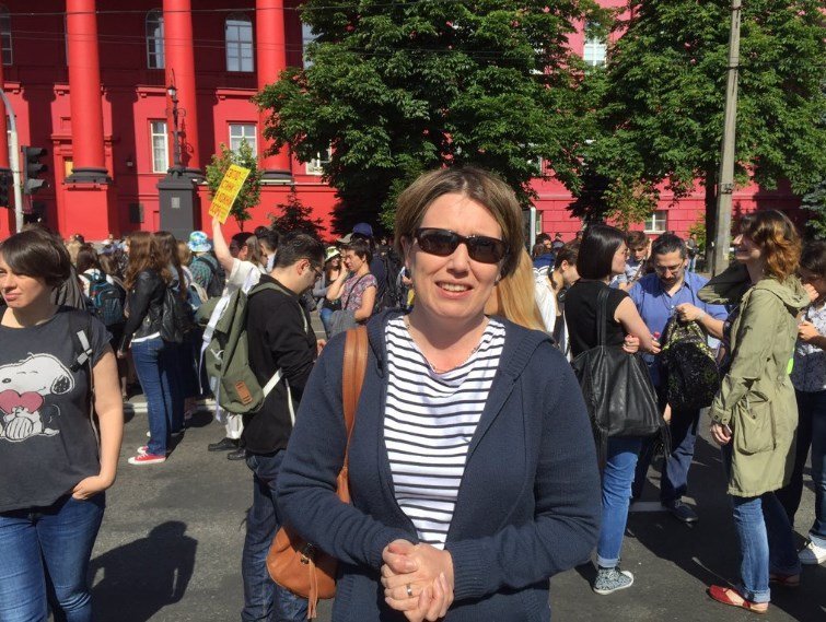 Посол Великобритании в Украине Джудит Гоф во время ЛГБТ-марша в Киеве