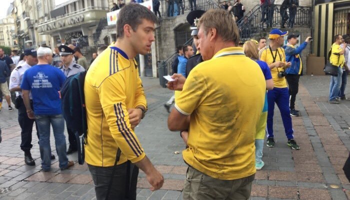 Нападение немецких фанатов на болельщиков сборной Украины